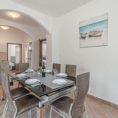 Cozy In With Kitchen Apartment